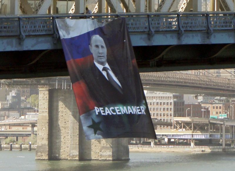 Plakát Putina "mírotvůrce" visel z newyorského mostu přes hodinu.