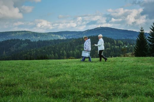 Volby do zastupitelstva Libereckého kraje. Členky volební komise v Kořenově na Jablonecku jdou za voliči s přenosnou urnou.