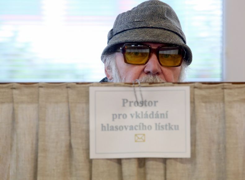 Okamžik z volební místnosti v ZŠ Janákova v Praze.
