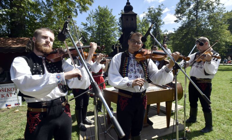 Lidé uslyší unikátní směs dubstepu, folkloru a taneční elektroniky. Lidé uslyší unikátní směs dubstepu, folkloru a taneční elektroniky.