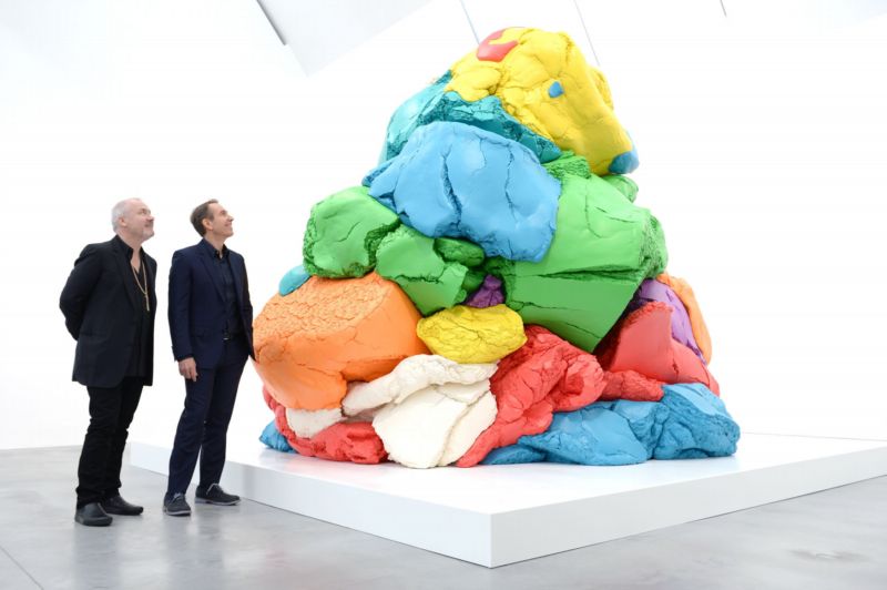 Jeff Koons (vravo) stojí v londýnské Newport Street Gallery vedle svého díla Play-Doh 1994-2014 (ilustrační foto).