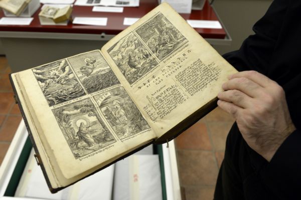 První tištěná arménská bible z roku 1666.