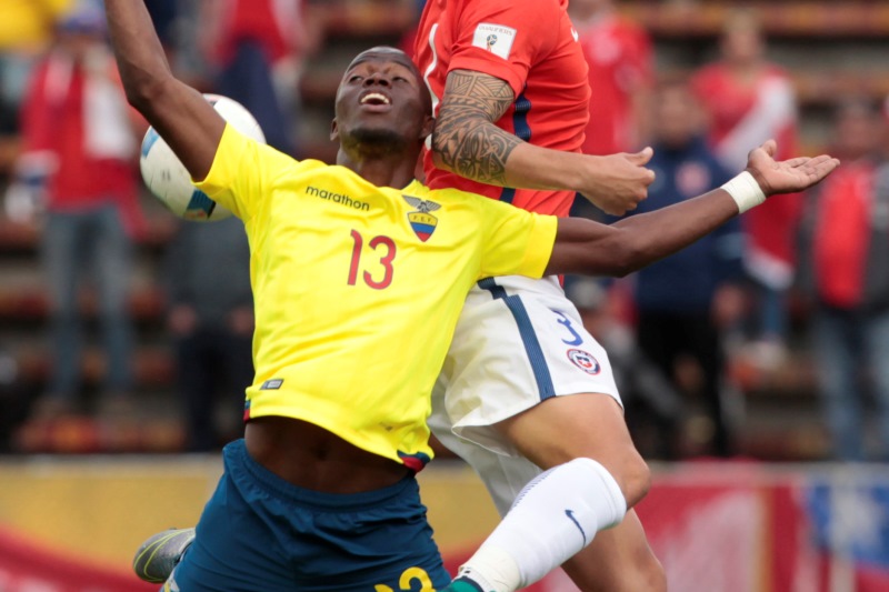 Ekvádorský fotbalista Enner Valencia během zápasu kvalifikace mistrovství světa s Chile dvakrát utekl policistům, kteří se reprezentačního útočníka snažili zadržet kvůli nezaplaceným alimentům. Ekvádorský fotbalista Enner Valencia během zápasu kvalifikace mistrovství světa s Chile dvakrát utekl policistům, kteří se reprezentačního útočníka snažili zadržet kvůli nezaplaceným alimentům.