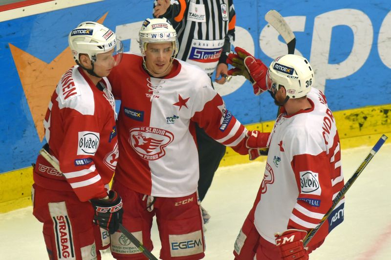 Hráči Slavie se radují z gólu. 