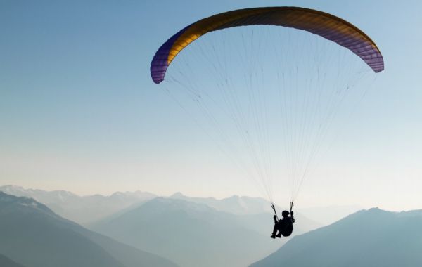 Čech zemřel po pádu během paraglidingu (ilustrační foto).