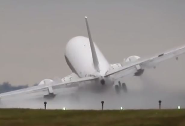 Boeing 737 při přistání. Boeing 737 při přistání.