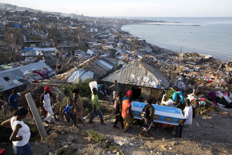 Ničivý živel na Haiti si vyžádal stovky obětí.