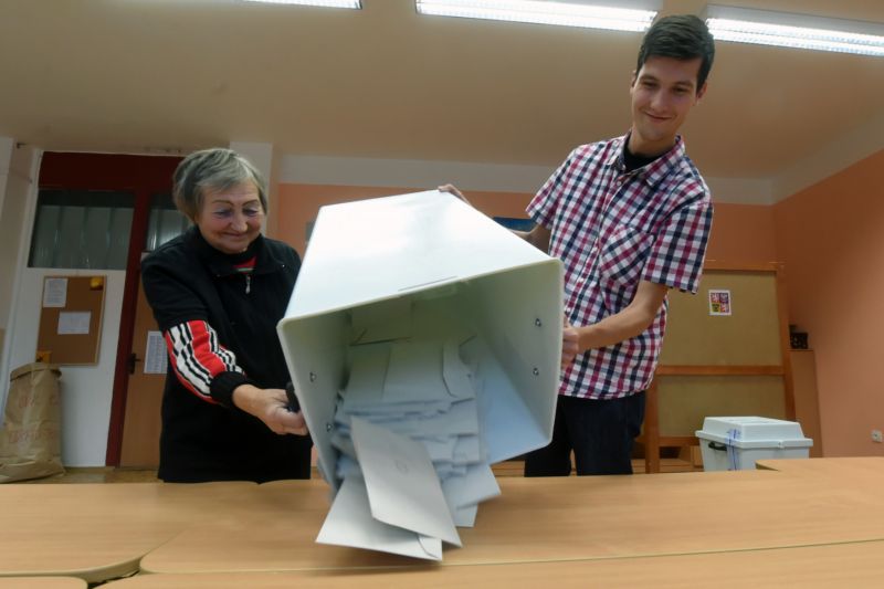 Sčítání hlasů. 