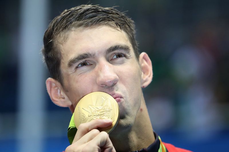 Michael Phelps se zlatou medailí.