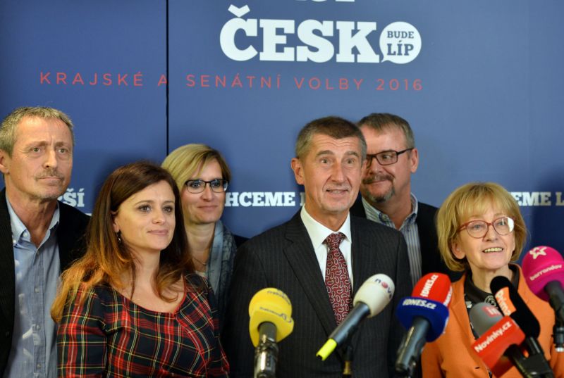 Zleva ministr obrany Martin Stropnický, Jaroslava Pokorná Jermanová, ministryně pro místní rozvoj Karla Šlechtová, předseda strany Andrej Babiš, ministr dopravy Dan Ťok a Helena Válková na tiskové konferenci v centrálním volebním štábu hnutí ANO v Praze k výsledkům voleb.