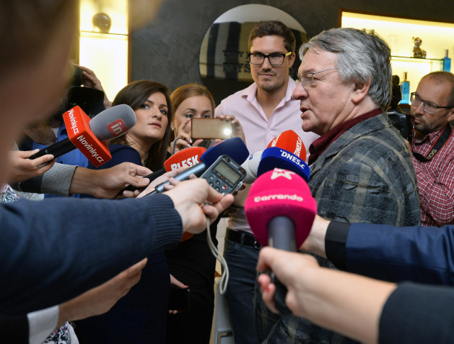 Vlastimil Harapes v obležení novinářů.