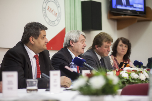 Největší propad krajských mandátů utrpěla KSČM - ztratila polovinu.