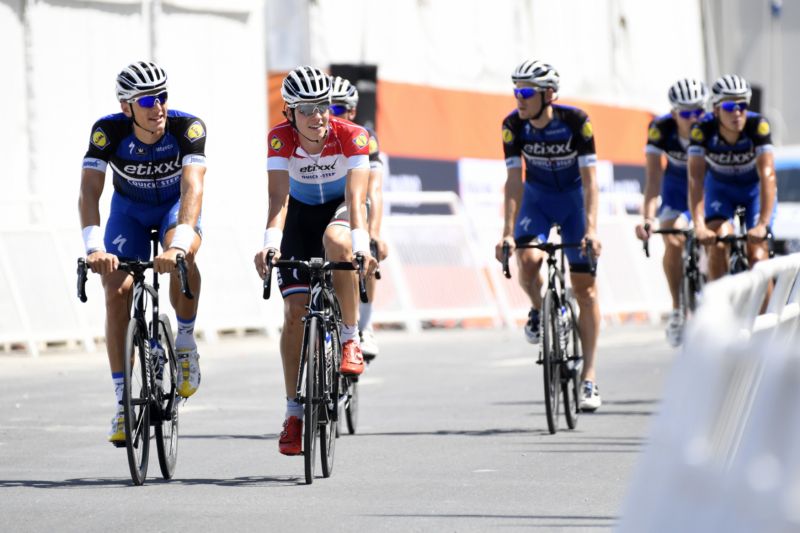Německý cyklista Marcel Kittel ze stáje Etixx-Quick-Step (vlevo).