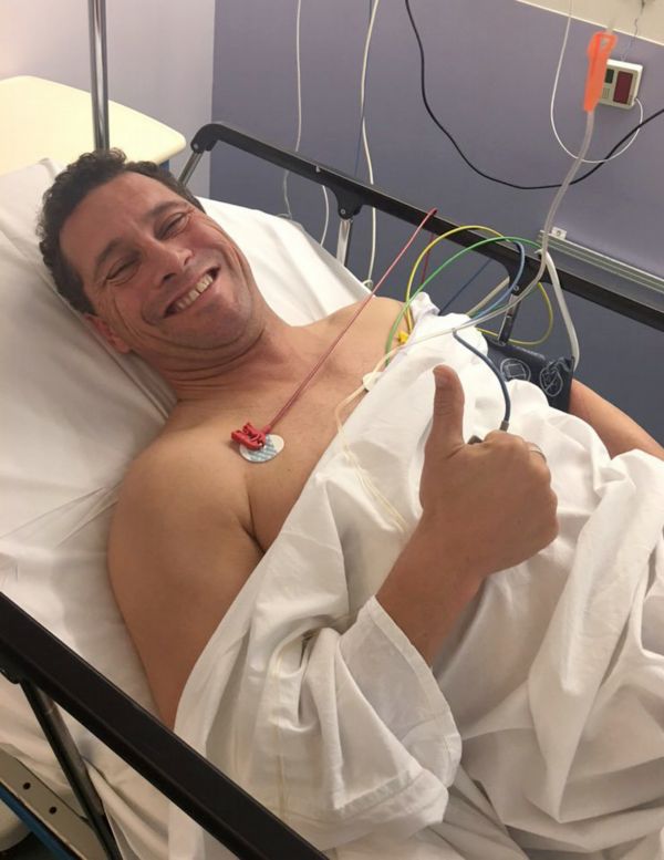 Zraněný europoslanec Steven Woolfe na snímku z nemocnice ve Štrasburku.