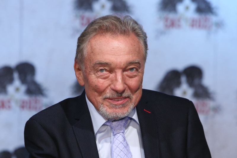Zpěvák Karel Gott. Zpěvák Karel Gott.