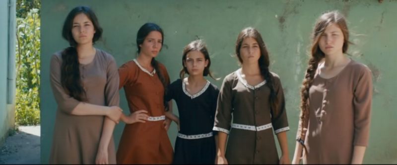 Film líčí příběh pěti sester z tureckého venkova.