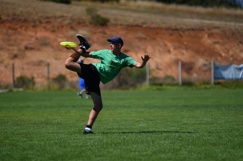 Jakub Koštěl je přeborníkem ve freestyle frisbee.