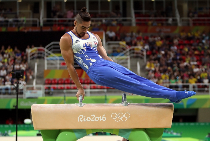 Čtyřnásobný olympijský medailista ve sportovní gymnastice Brit Louis Smith se veřejně omluvil za video, na němž si společně s bývalým reprezentačním kolegou Lukem Carsonem utahují z islámu. 