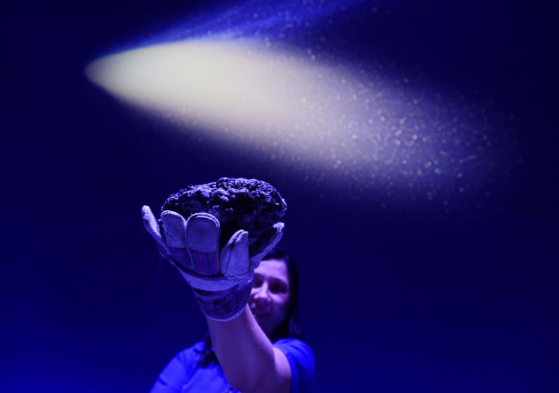 Ukázka z využití nového systému v demonstrační show Hvězdárny a planetária hl. města Prahy s názvem Jak se dělá kometa.