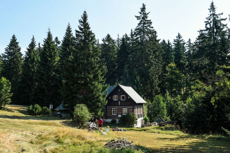 Liščí bouda (na snímku) je nejvýznamnějším památníkem sklářství v Jizerských horách. Liščí bouda (na snímku) je nejvýznamnějším památníkem sklářství v Jizerských horách.