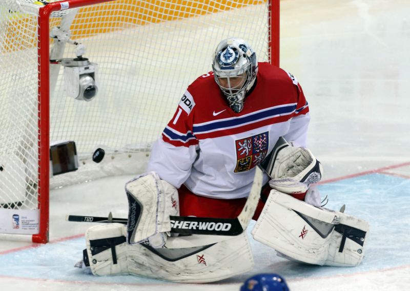 Brankář Ondřej Pavelec.