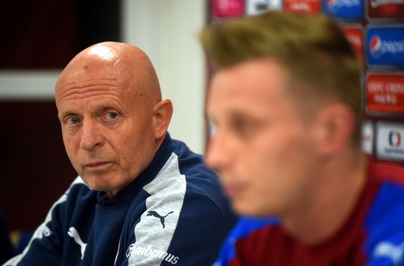 Trénink české reprezentace Karel Jarolím (vlevo) v popředí záložník Ladislav Krejčí.