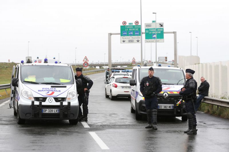 Francouzská policie u Calais.