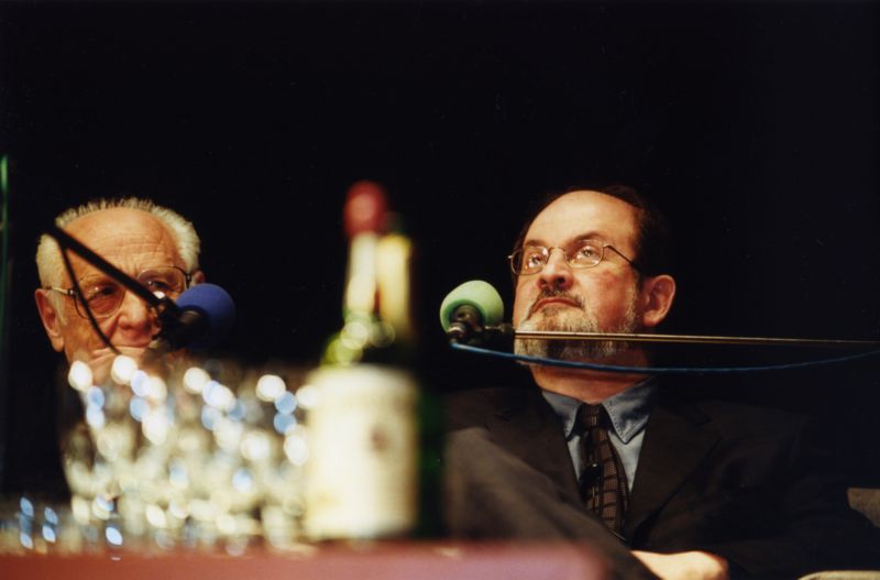 Jeden z kandidátů na Nobelovu cenu - Salman Rushdie (vpravo). Jeden z kandidátů na Nobelovu cenu - Salman Rushdie (vpravo).