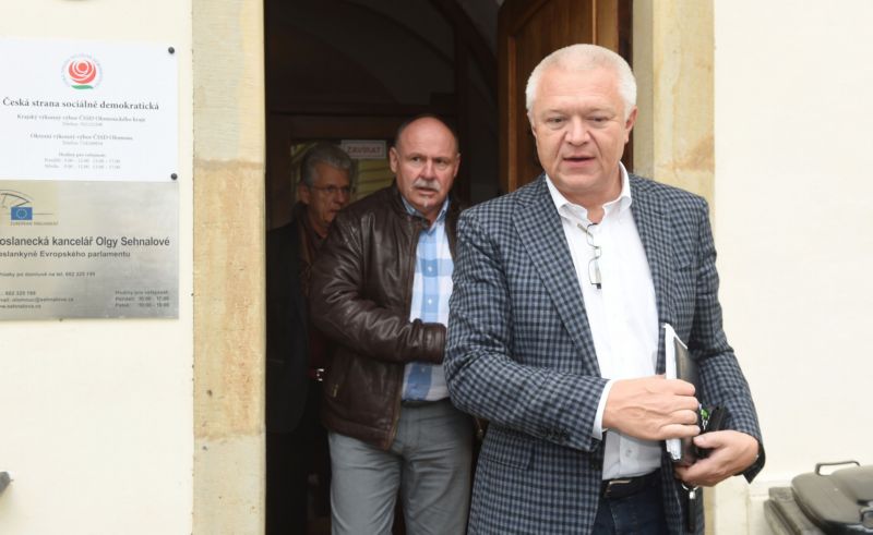 Poslanec a člen vyjednávacího týmu ANO Ladislav Okleštěk (vpředu). Poslanec a člen vyjednávacího týmu ANO Ladislav Okleštěk (vpředu).