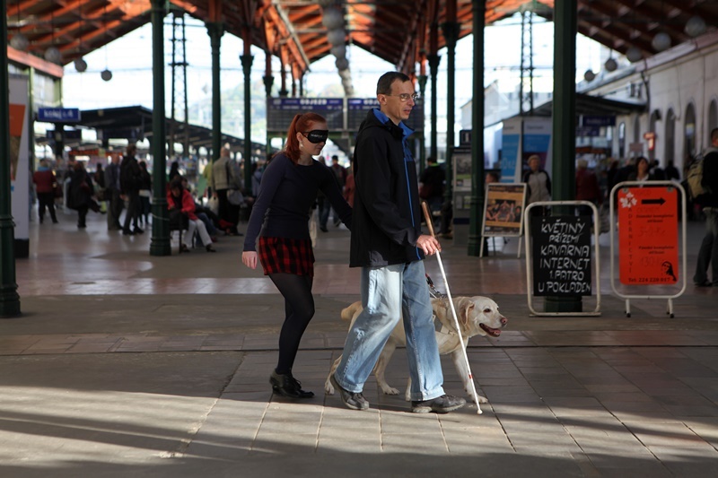 Přijďte si vyzkoušet život nevidomých.