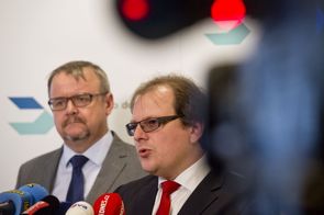 Ministr dopravy Dan Ťok (vlevo) a ředitel Ředitelství silnic a dálnic Jan Kroupa na briefingu k aktuálnímu stavu dostavby dálnice D8 v úseku Lovosice - Řehlovice.