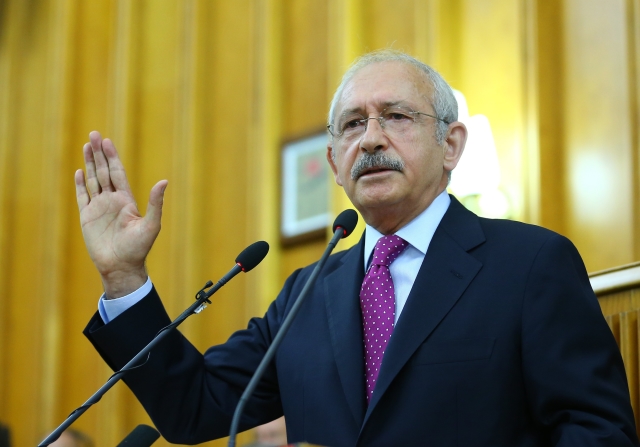 Šéf Lidové republikánské strany Kemal Kiliçdaroglu. Šéf Lidové republikánské strany Kemal Kiliçdaroglu.
