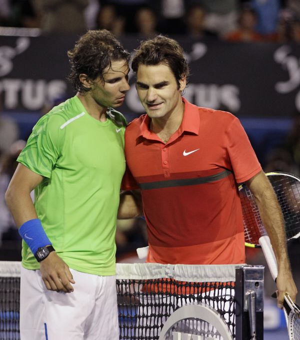 Rafael Nadal (vlevo) a Roger Federer.