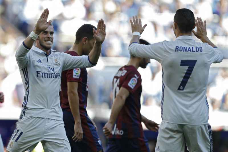 Fotbalisté Realu Madrid Gareth Bale (vlevo) a Cristiano Ronaldo.
