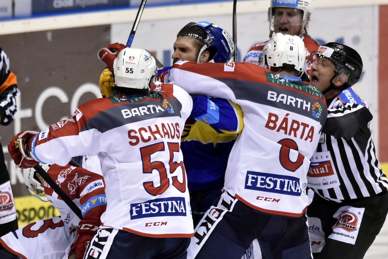 Hokejisté Zlína vyhráli v dohrávce 6. kola extraligy v Pardubicích 3:1 a posunuli se na desáté místo tabulky. Východočeši zůstali předposlední.