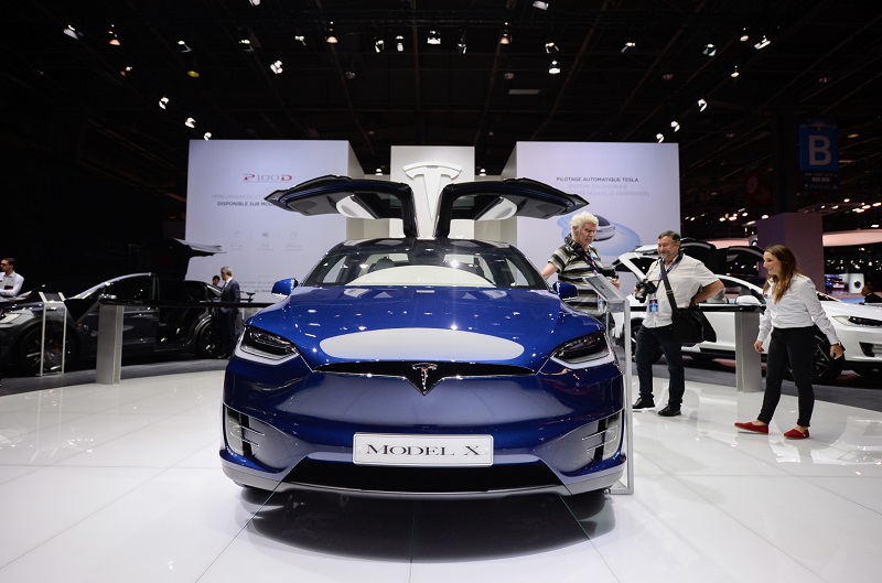 Možnou náhradou za diesely se jeví elektromobily. Na snímku je Tesla Model X.