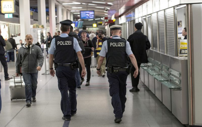 Policie při hledání Bakra.
