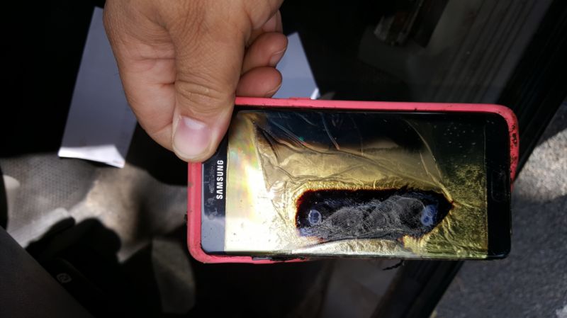 I přes varování firmy Samsung, lidé stále používají rizikový telefon Galaxy Note 7.