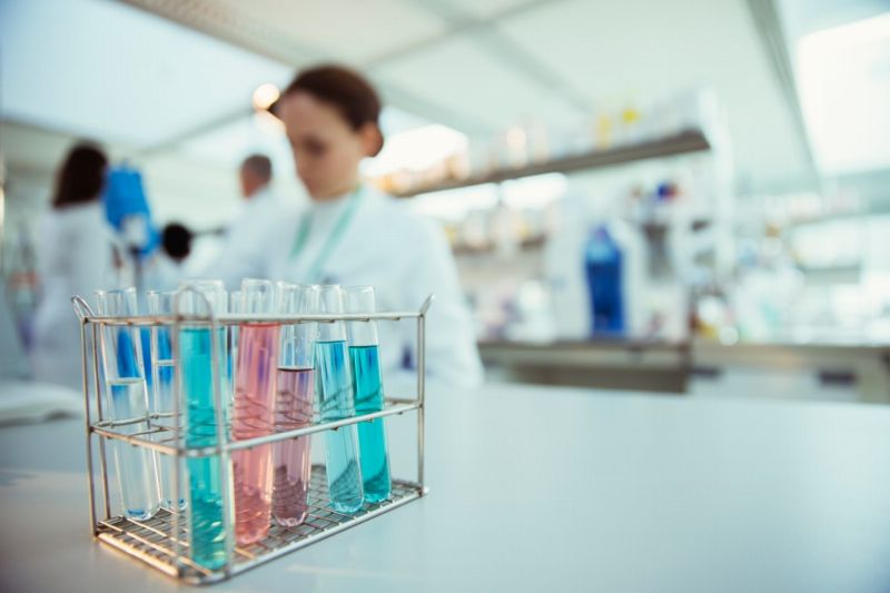 Liberečtí chemici v laboratoři analyzují pevné, kapalné i plynné vzorky. Liberečtí chemici v laboratoři analyzují pevné, kapalné i plynné vzorky.