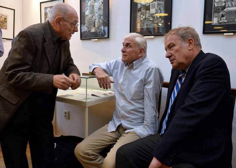 Zleva novinář, disident a politik Luboš Dobrovský, novinář, pedagog a disident Jan Urban a diplomat, pedagog a v letech 2011–2012 ředitel Knihovny Václava Havla Martin Palouš. Zleva novinář, disident a politik Luboš Dobrovský, novinář, pedagog a disident Jan Urban a diplomat, pedagog a v letech 2011–2012 ředitel Knihovny Václava Havla Martin Palouš.
