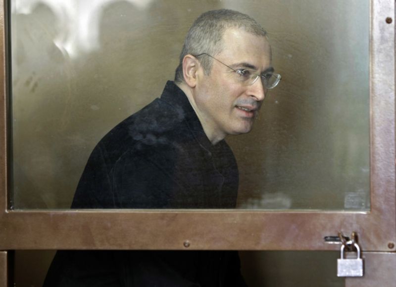 Hlavním vlastníkem Jukosu byl ruský oligarcha a oponent Kremlu Michail Chodorkovskij. Ten býval nejbohatším člověkem v Rusku, v roce 2003 byl však zatčen a o dva roky později odsouzen ke čtrnáctiletému vězení za daňové úniky a zpronevěru.