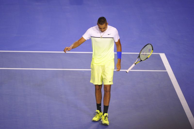 Nick Kyrgios klasicky odhazuje raketu