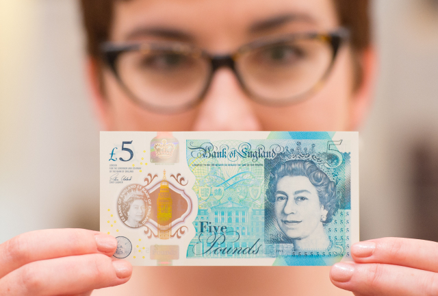 Bezpečnější a hygieničtější! To je nová britská bankovka. Bezpečnější a hygieničtější! To je nová britská bankovka.