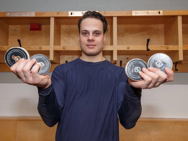 Auston Matthews se svými gólovými trofejemi.