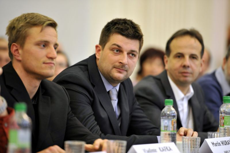 Krajský předseda ANO Martin Hurajčík (uprostřed). Krajský předseda ANO Martin Hurajčík (uprostřed).