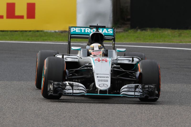 Lewis Hamilton ve své formuli.