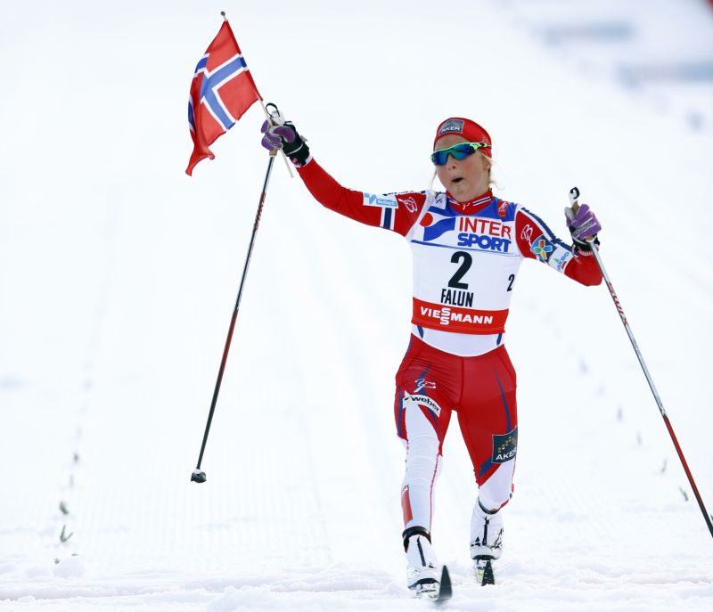 Therese Johaugová veze do cíle norskou vlajku.