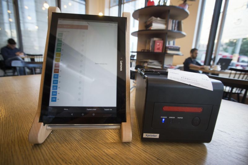 Tablet a tiskárna účtenek v kavárně. Tablet a tiskárna účtenek v kavárně.