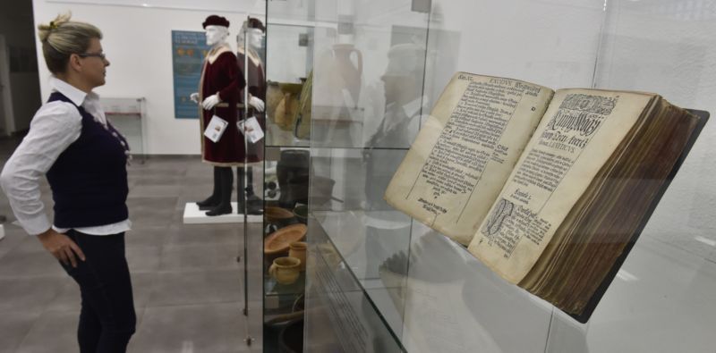 Na snímku v popředí je bible kralická z roku 1579.