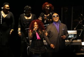 Zpěváci Stevie Wonder a Chaka Khanová.